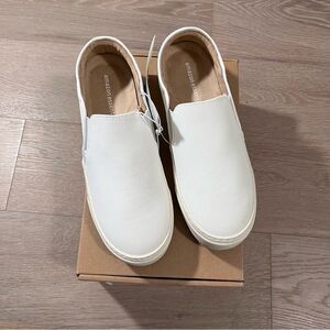 Amazon Essentials Comfortable Women’s White Slip-On Sneakers Shoes 7.5